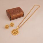 Beautiful antique gold pendant set for women - Image 4