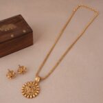 Stunning elegant floral antique gold pendant set - Image 4