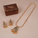Long antique gold emerald stone pendant set - Image 3